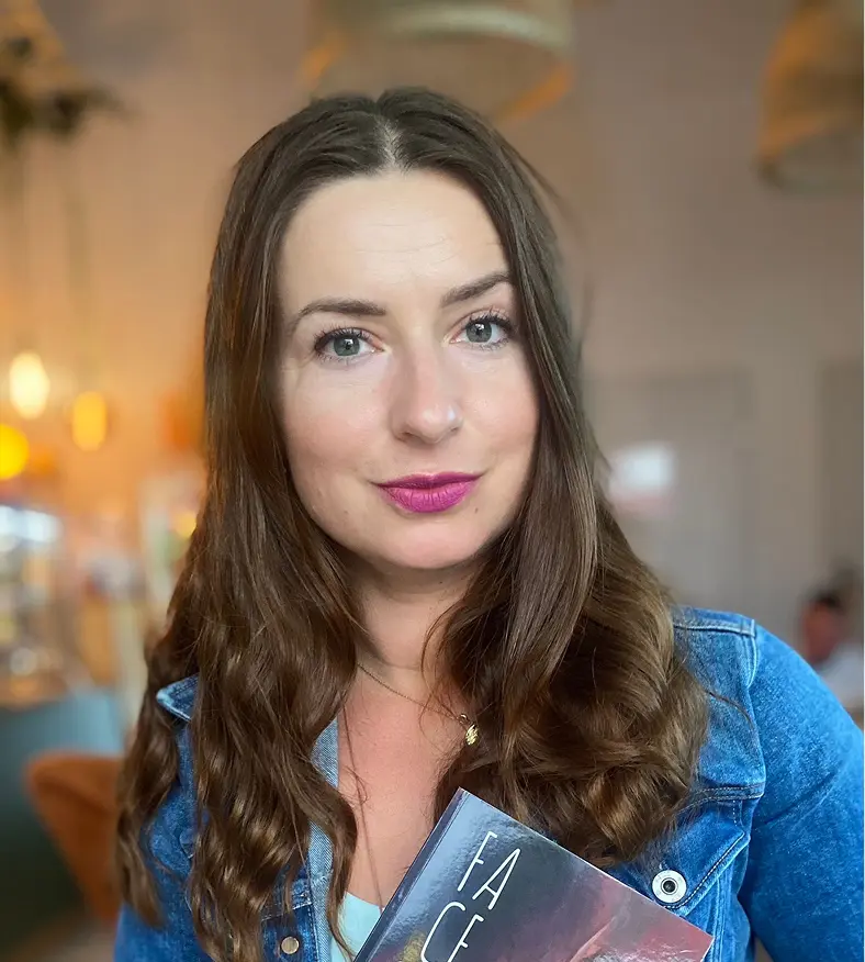Katica Soma uśmiecha się na zdjęciu