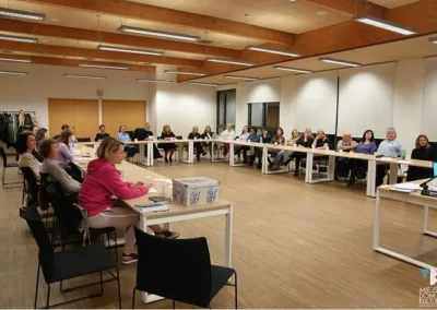 uczestniczki spotkania słuchają wykładu